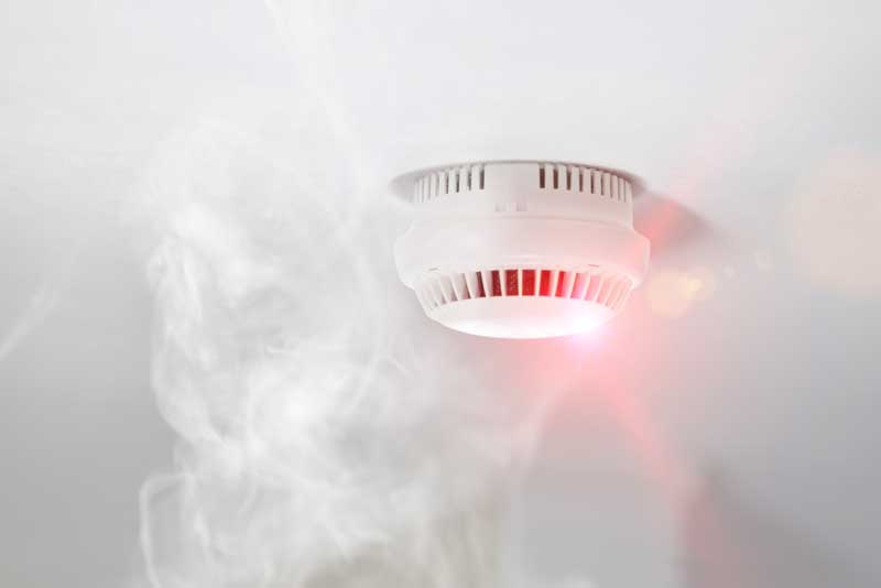 Rauchmelder an der Decke mit Rauch